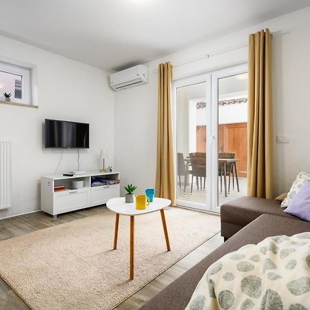 Center House With Apartments Умаг Екстериор снимка