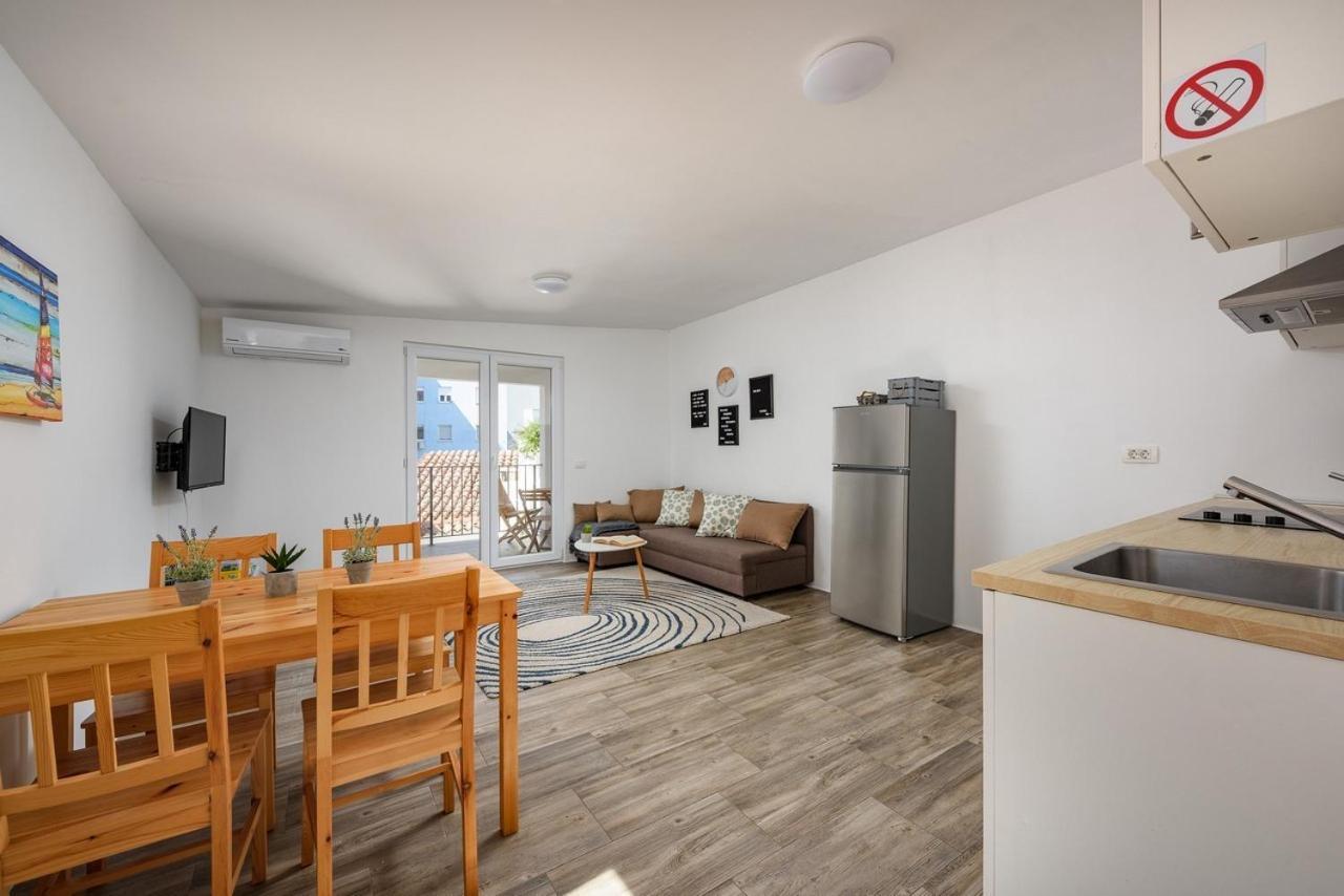 Center House With Apartments Умаг Екстериор снимка