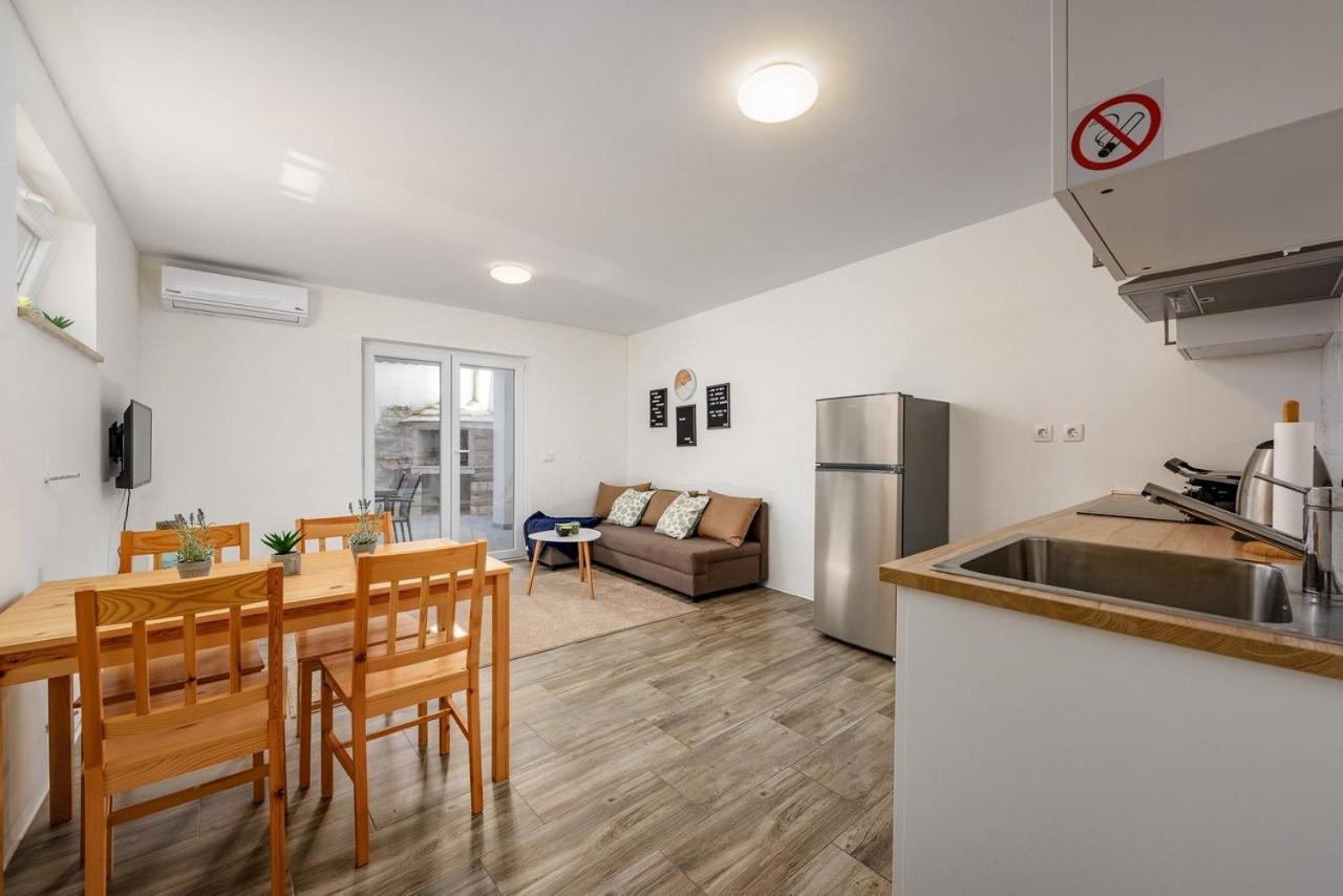 Center House With Apartments Умаг Екстериор снимка