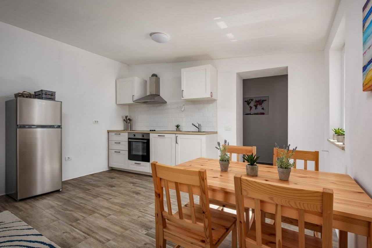 Center House With Apartments Умаг Екстериор снимка