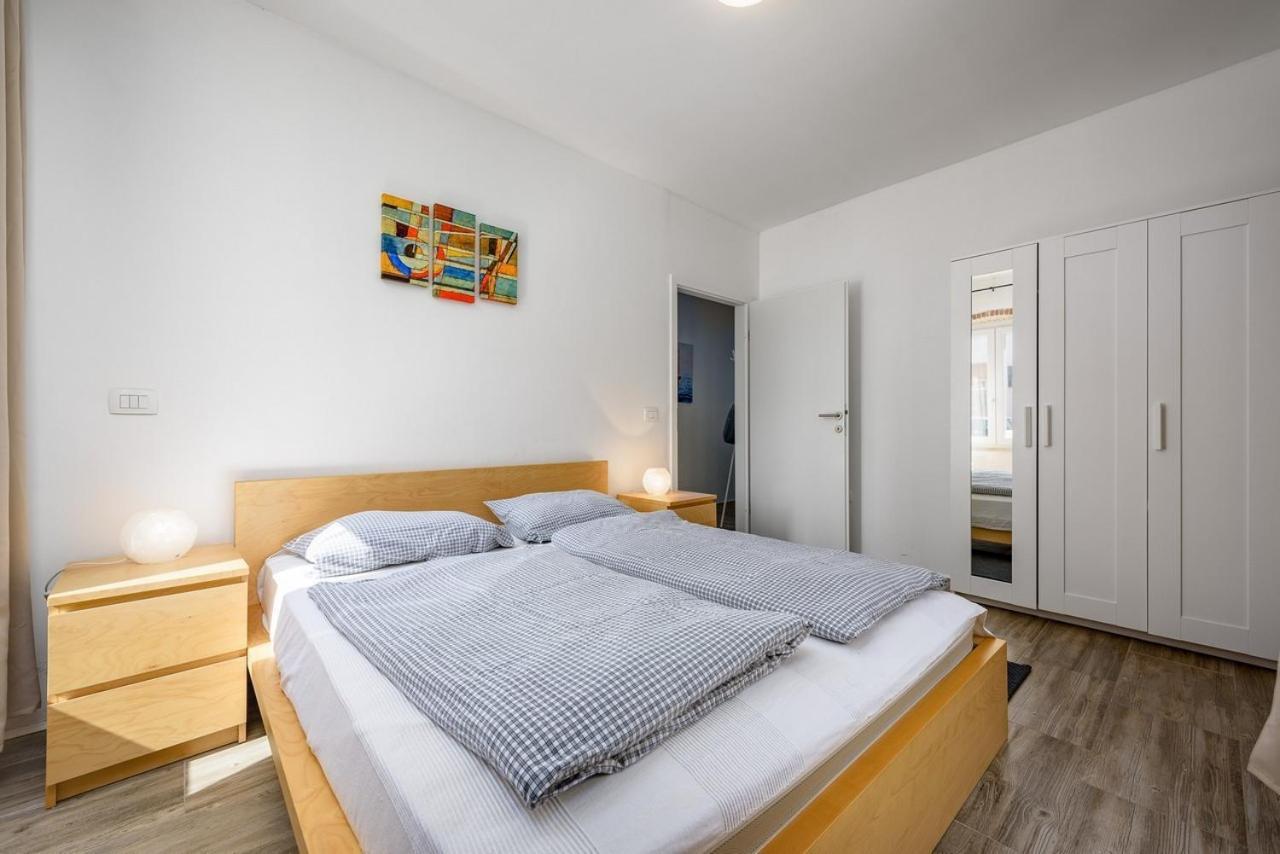 Center House With Apartments Умаг Екстериор снимка