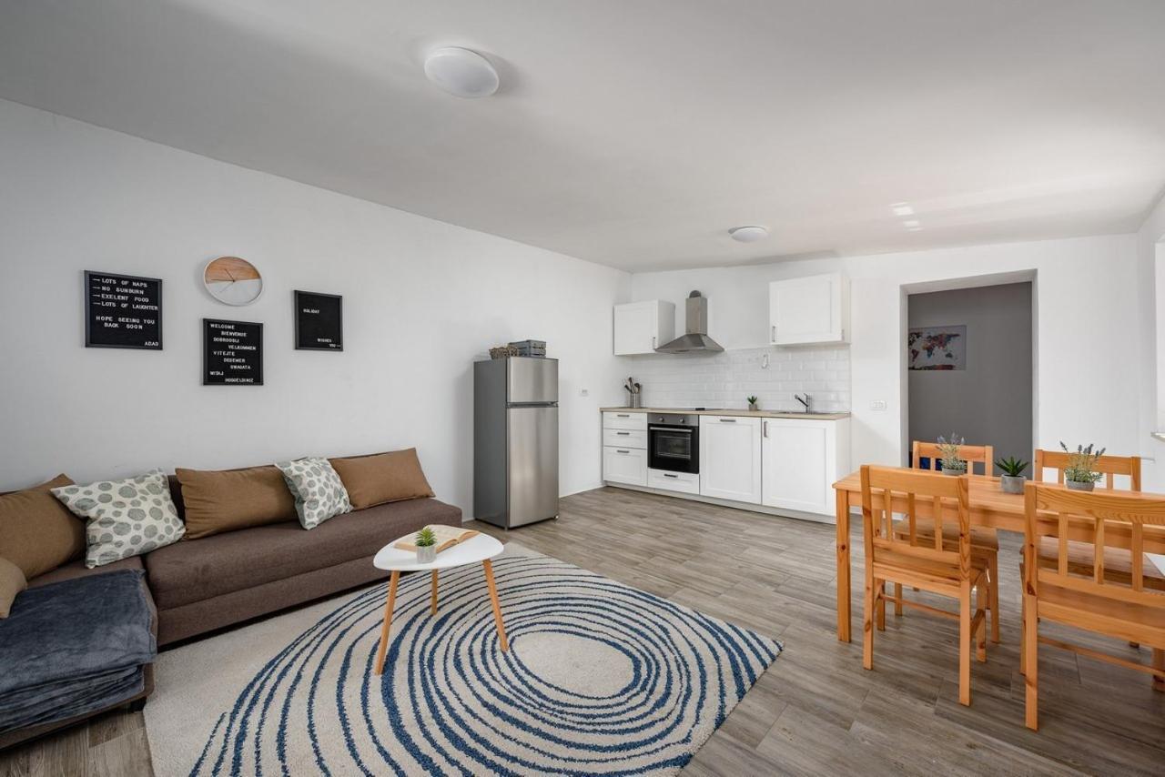 Center House With Apartments Умаг Екстериор снимка
