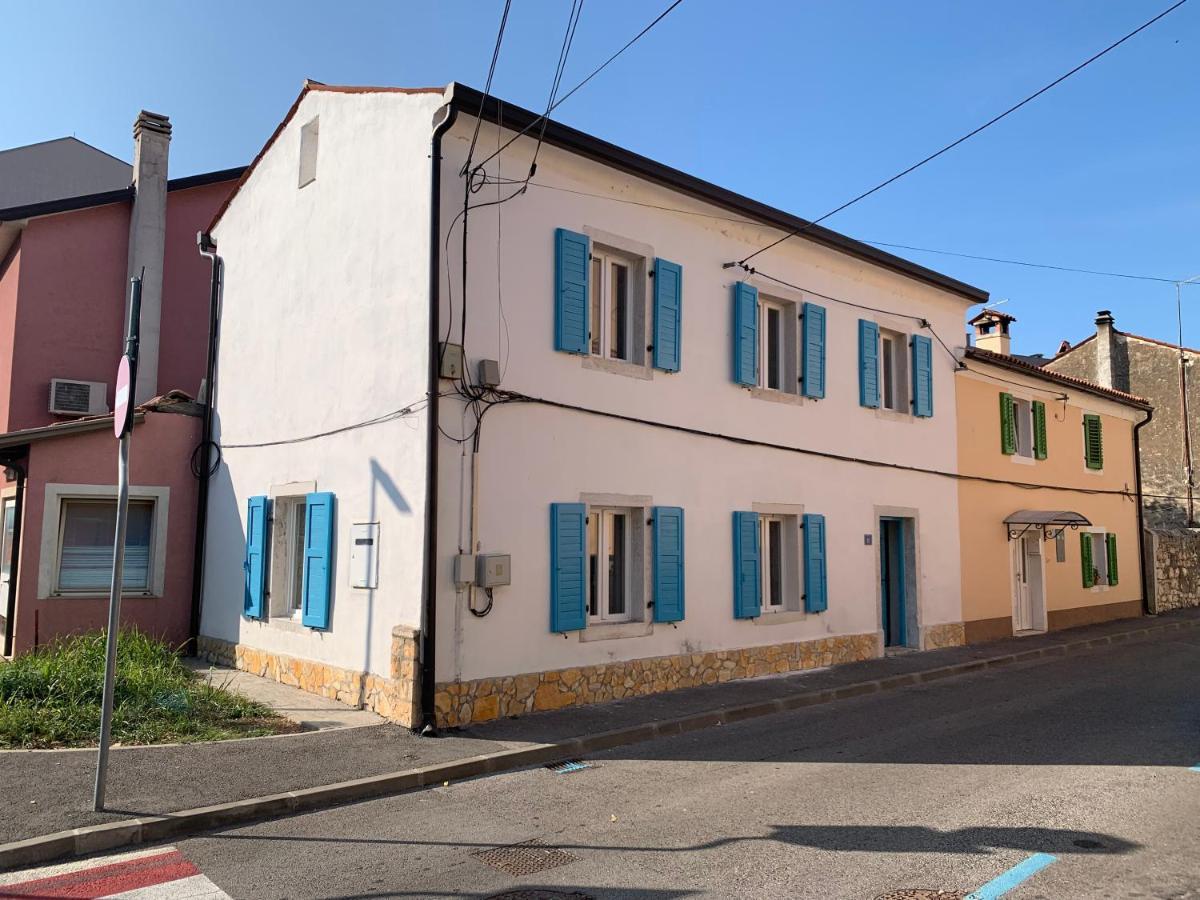 Center House With Apartments Умаг Екстериор снимка