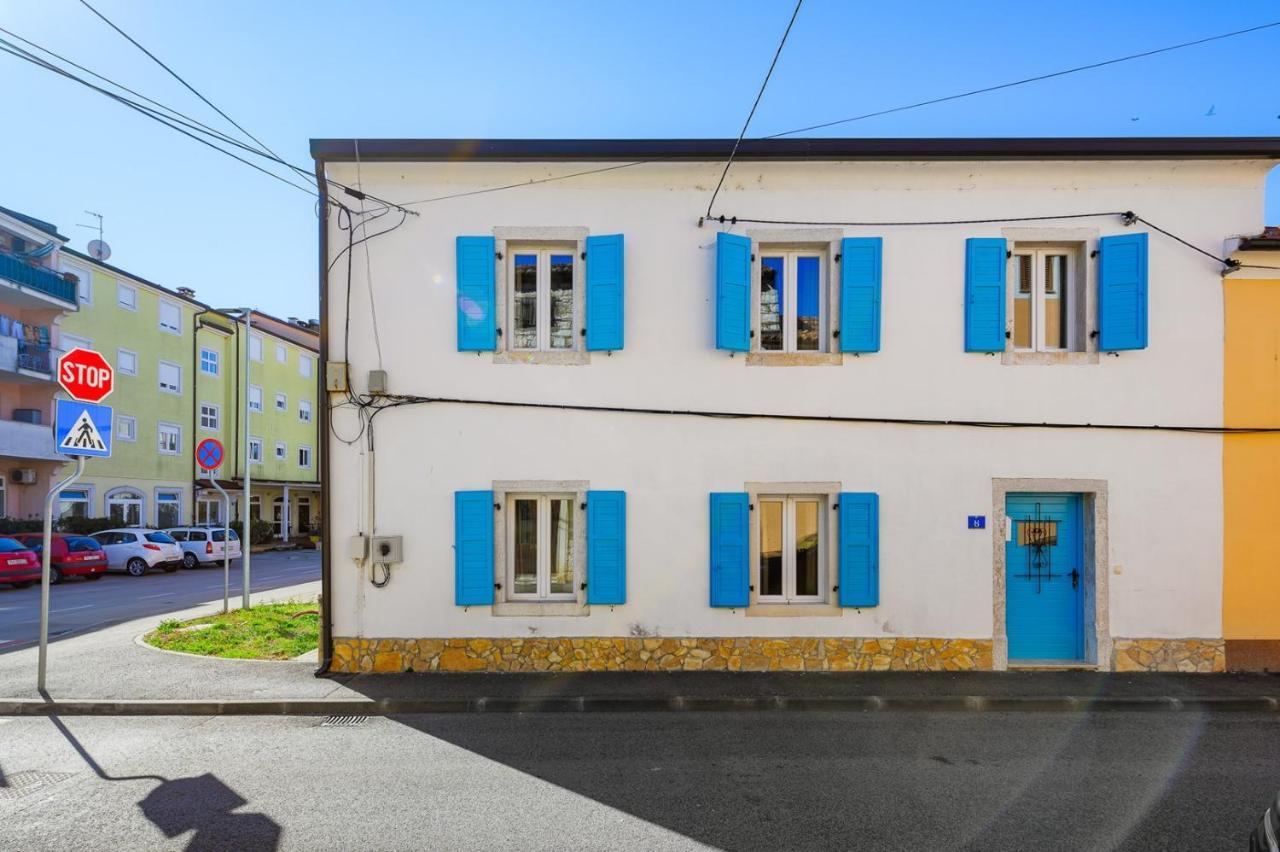 Center House With Apartments Умаг Екстериор снимка