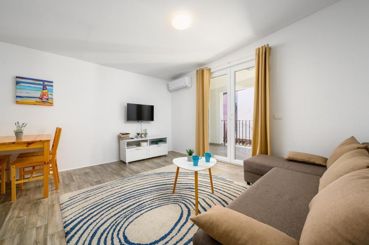 Center House With Apartments Умаг Екстериор снимка