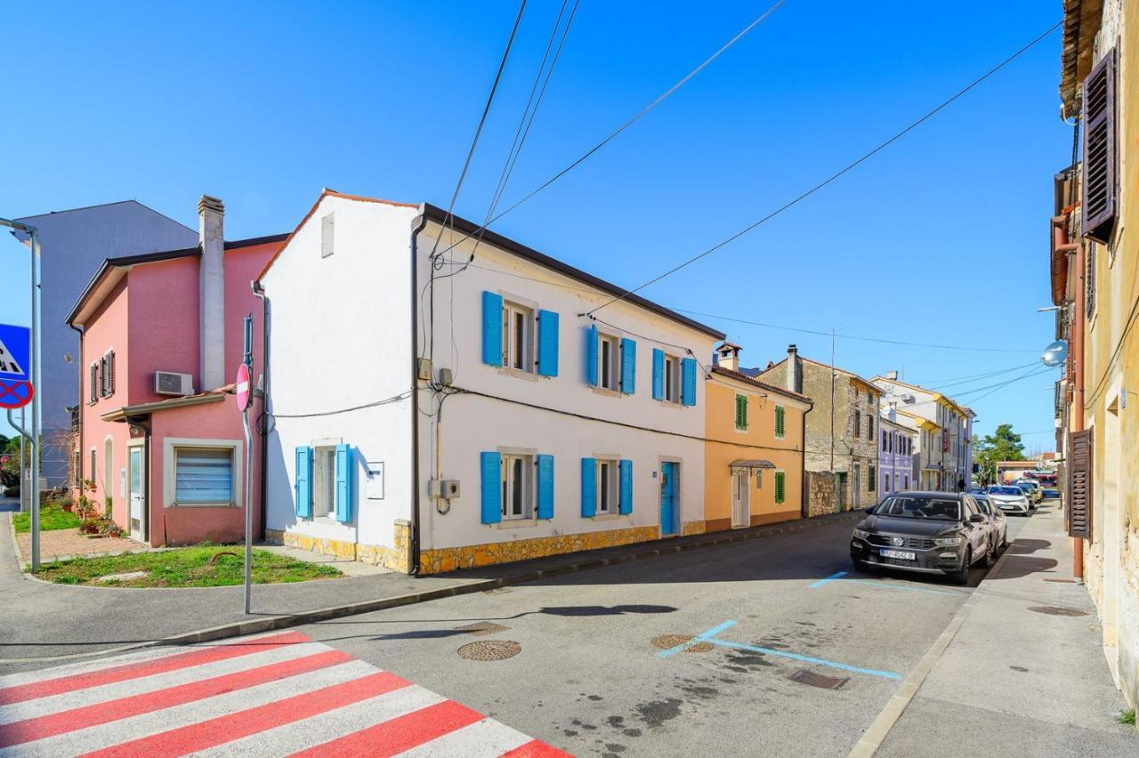 Center House With Apartments Умаг Екстериор снимка