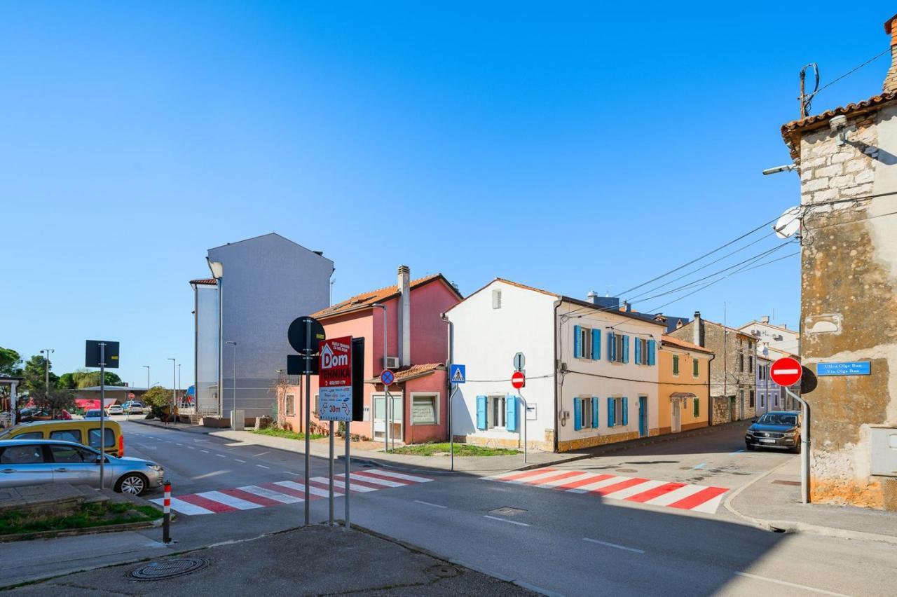 Center House With Apartments Умаг Екстериор снимка