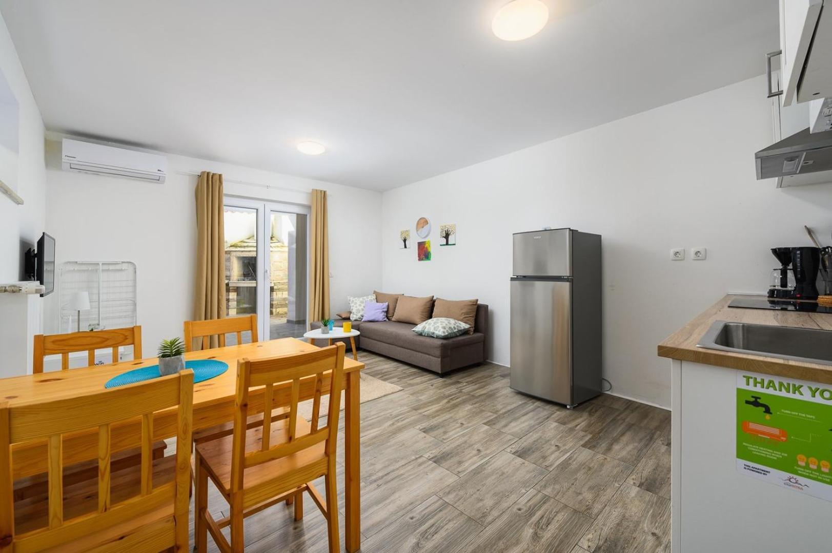 Center House With Apartments Умаг Екстериор снимка
