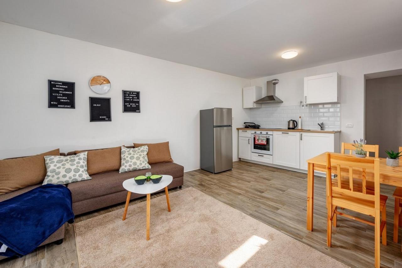 Center House With Apartments Умаг Екстериор снимка