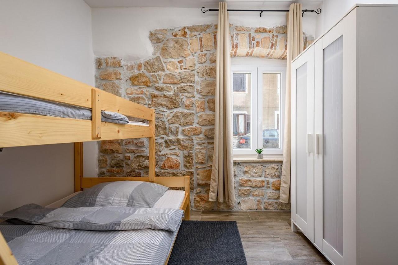 Center House With Apartments Умаг Екстериор снимка