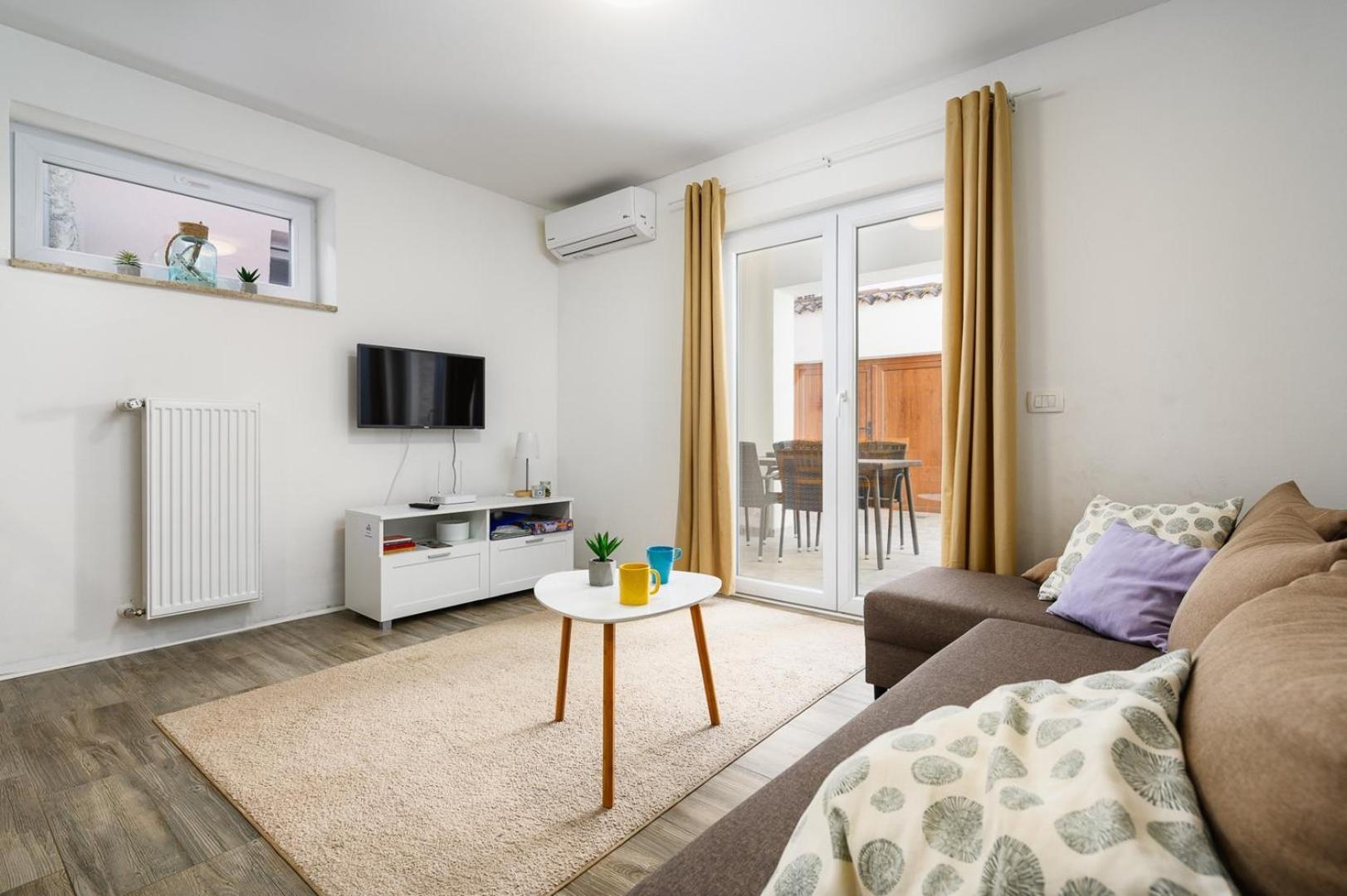 Center House With Apartments Умаг Екстериор снимка