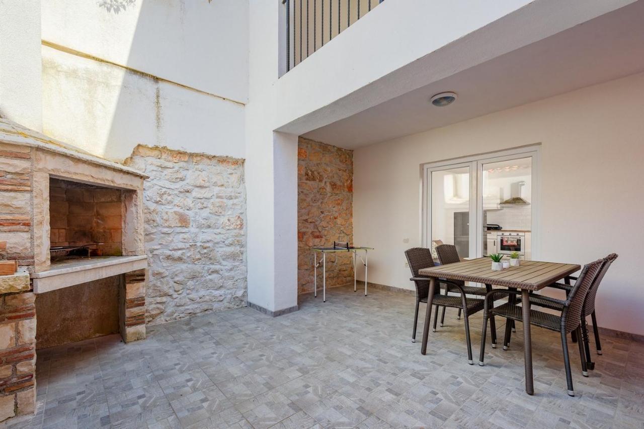 Center House With Apartments Умаг Екстериор снимка